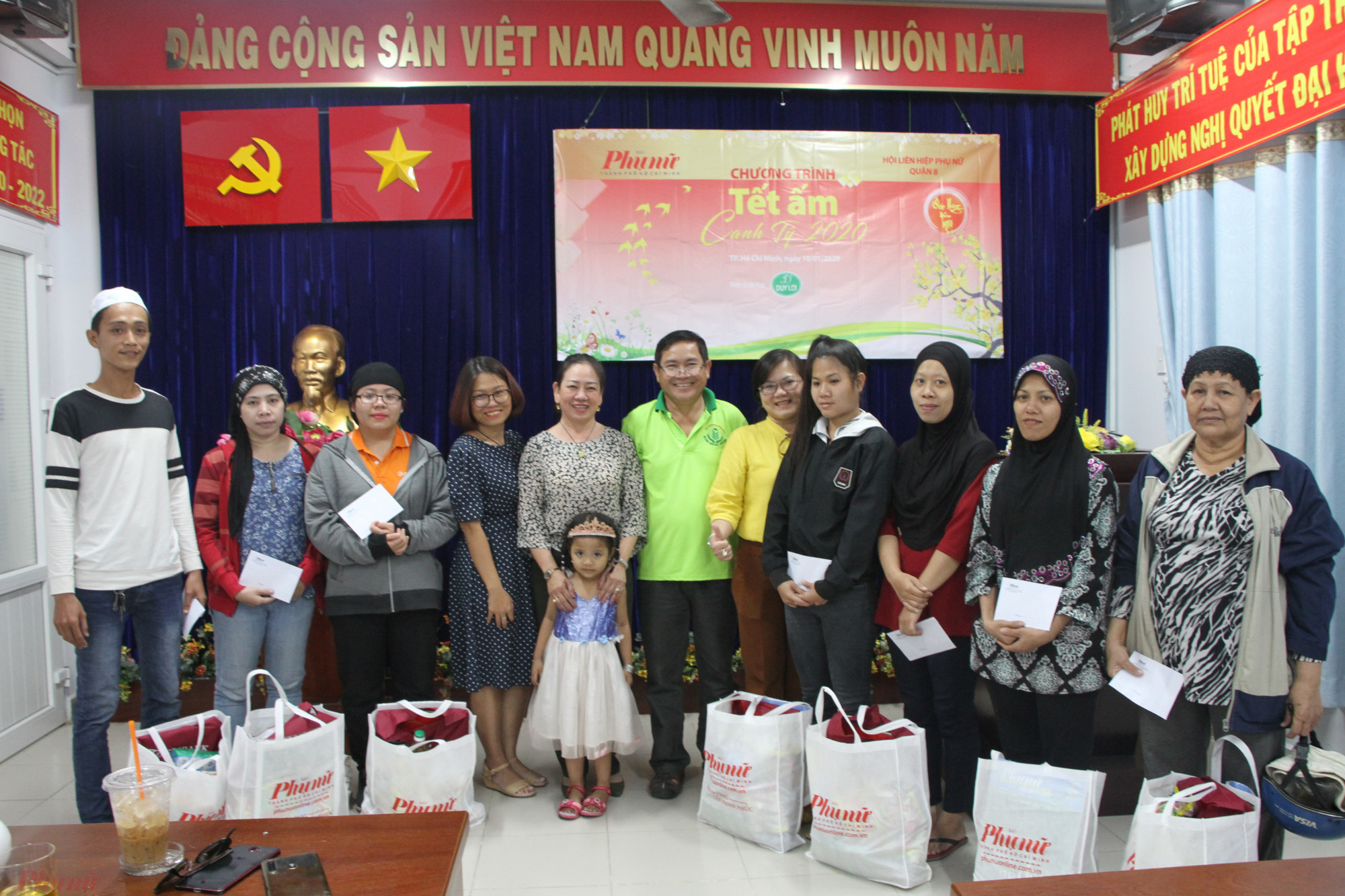 Ông Nguyễn Thiện Hồng, đại diện Báo Phụ nữ trao quà cho phụ nữ dân tộc Chăm có hoàn cảnh khó khăn.