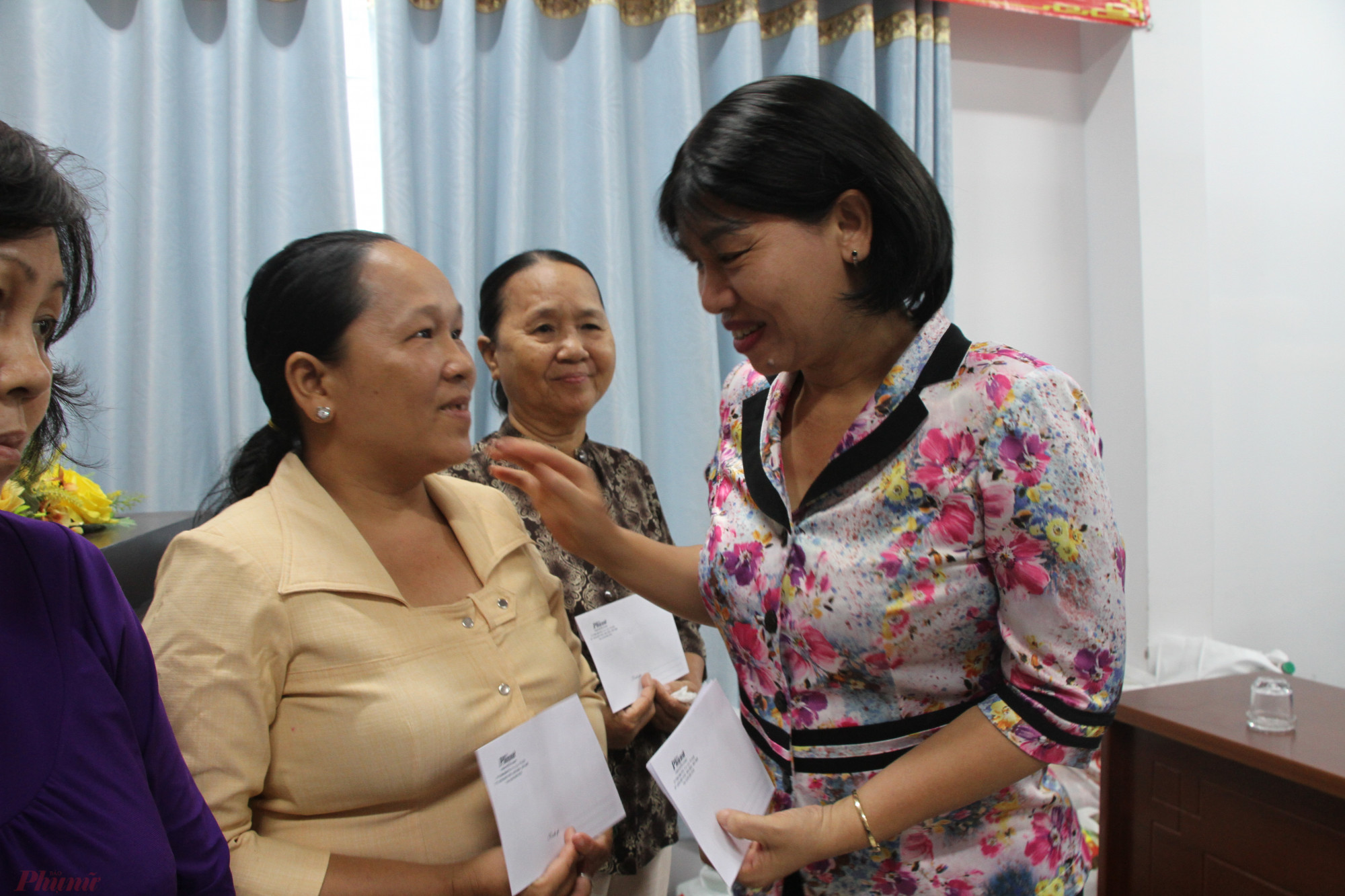 Bà Trần Thị Phương Hoa - Phó Chủ tịch Hội LHPN TP.HCM tặng quà cho phụ nữ nghèo.