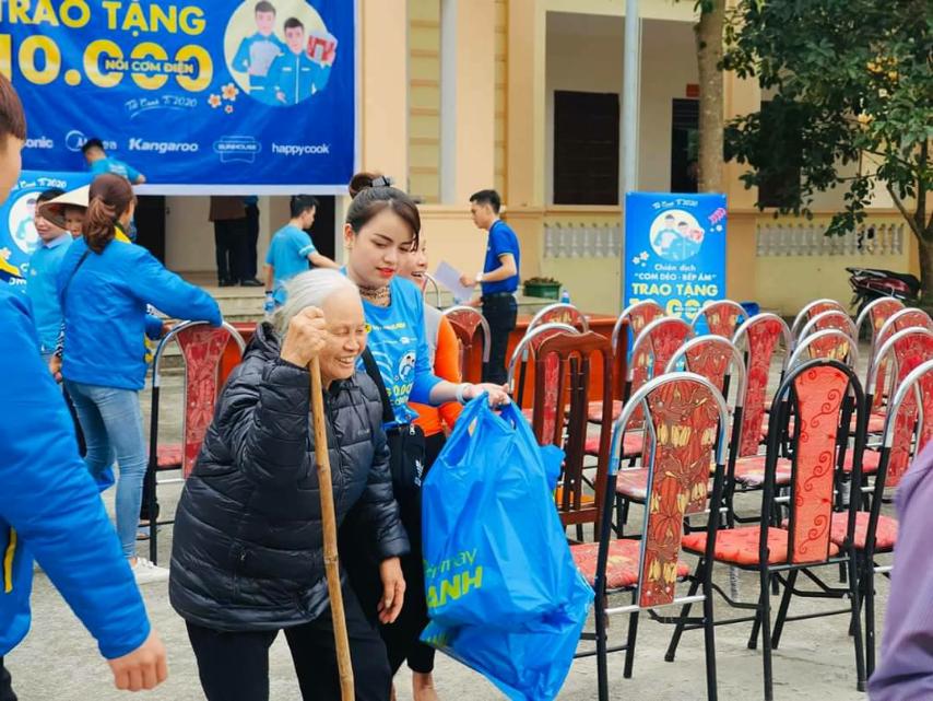 Nhiều người dân nghèo khó ở các vùng quê nghèo nở nụ cười không ngớt khi đón nhận những chiếc nồi cơm và quà tặng đến từ Điện Máy Xanh. Nguồn ảnh: Điện Máy Xanh