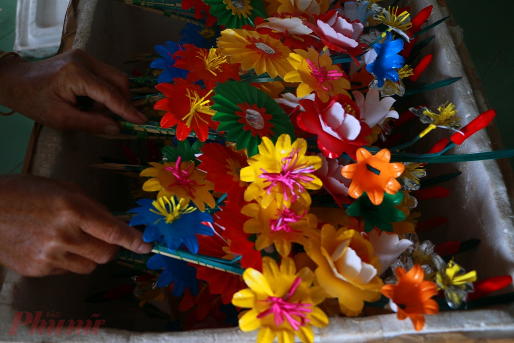Bông Lùng, Hoa Tre cũng chỉ dùng cho việc thờ cúng, dần dà phát triển nghề làm hoa giấy