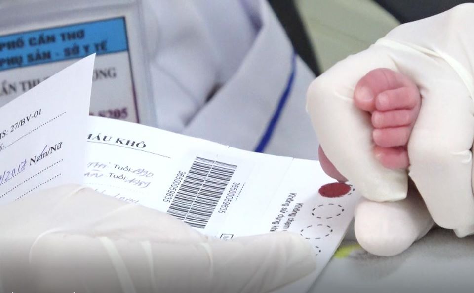 Một em bé được lấy mẫu gót chân để tầm soát bệnh tại BV Phụ sản TP Cần Thơ