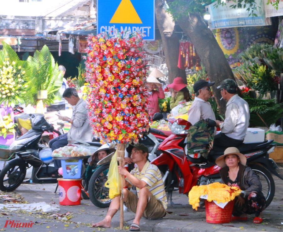 Làng Thanh Tiên thuộc xã Phú Mậu, Phú Vang, tỉnh Thừa Thiên Huế. Làng nằm dọc theo bờ Nam, hạ lưu sông Hương gần ngã ba Sình. Là một địa danh nổi tiếng về nghề làm hoa giấy thờ cúng, đặc biệt là hoa Sen và nghề làm hoa đã xuất hiện cách đây hơn 300 năm