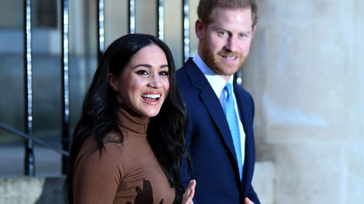 Hoàng tử Harry và Công nương Meghan cho biết họ sẽ rút khỏi vai trò thành viên cấp cao của Hoàng gia Anh - Ảnh: Getty Images