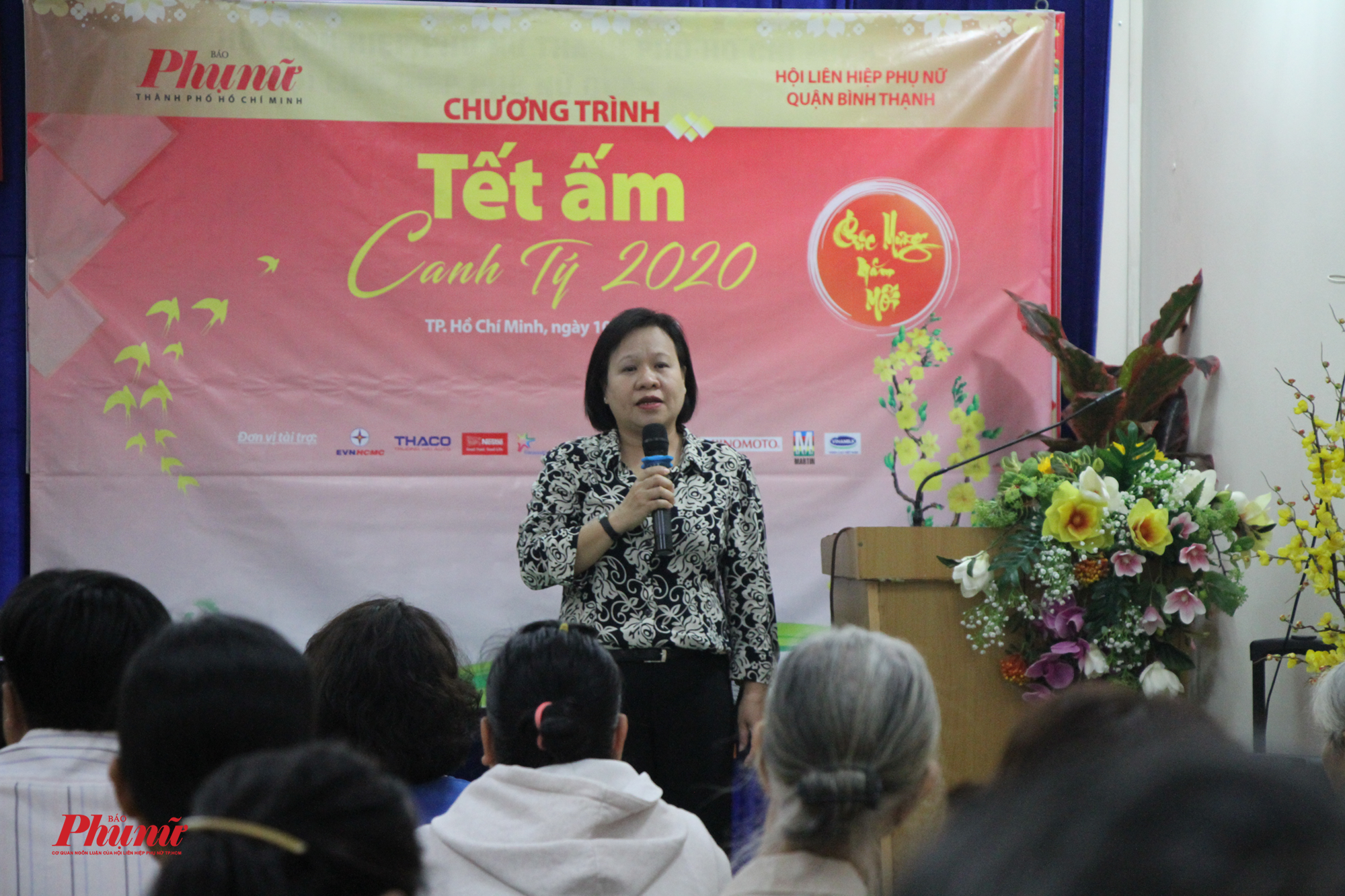 Bà Tạ Thị Nam Hồng - Phó Tổng Biên tập Báo Phụ nữ TP.HCM, phát biểu chúc tết.
