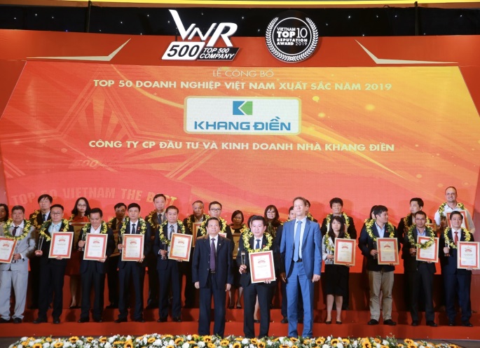 Đại diện Công ty Khang Điền nhận giải thưởng Top 50 doanh nghiệp Việt Nam xuất sắc nhất 2019