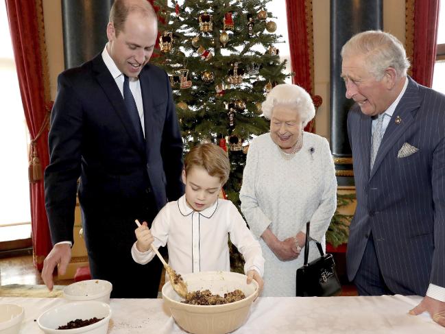 Một bức ảnh cho thấy Nữ hoàng Elizabeth, Thái tử Charles, Hoàng tử William và Hoàng tử George đang làm bánh pudding Giáng sinh - Ảnh: AP/ Buckingham Palace