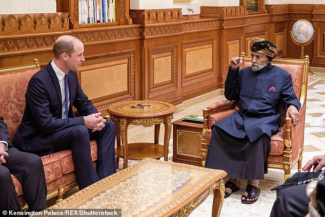 Quốc vương Qaboos trò chuyện cùng Hoàng tử William vào tháng 12/2019.
