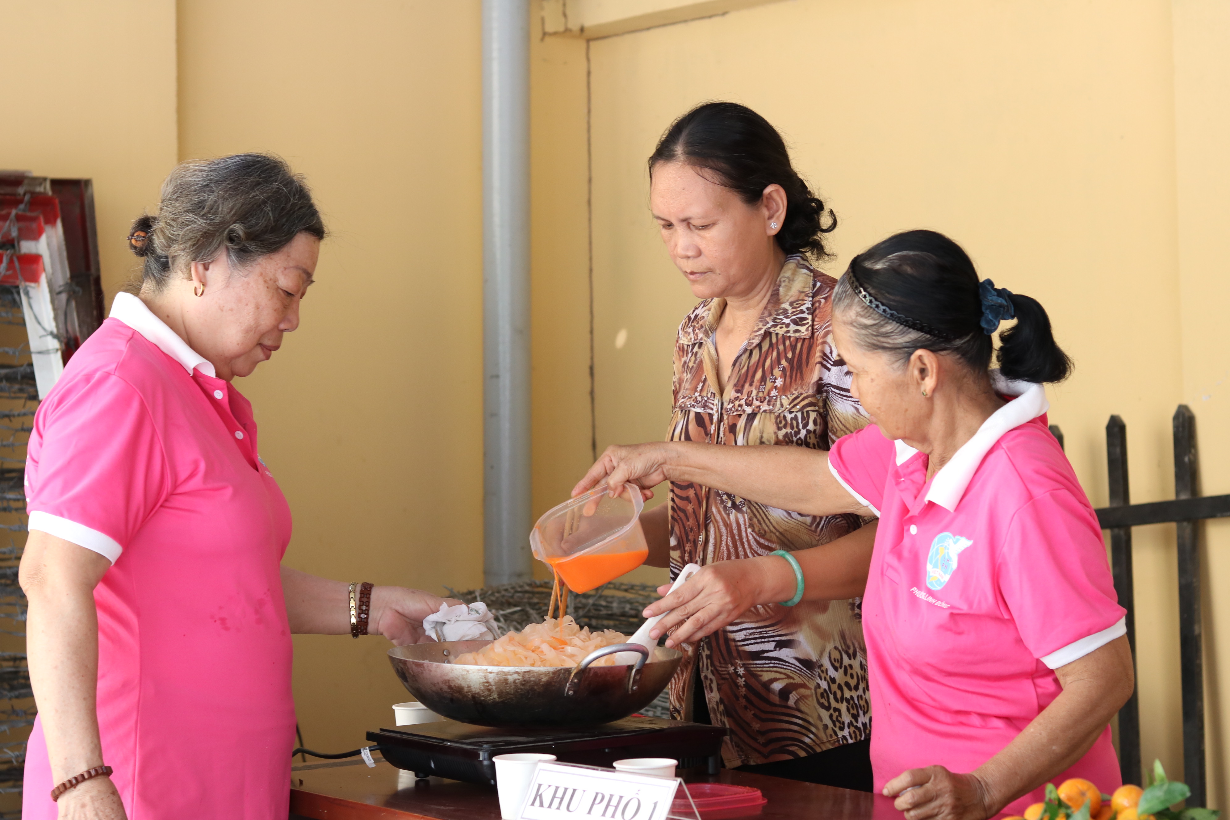 Nhiều dì đã lớn tuổi vẫn về UBND phường sên mứt dừa tặng chị em có hoàn cảnh khó khăn. 