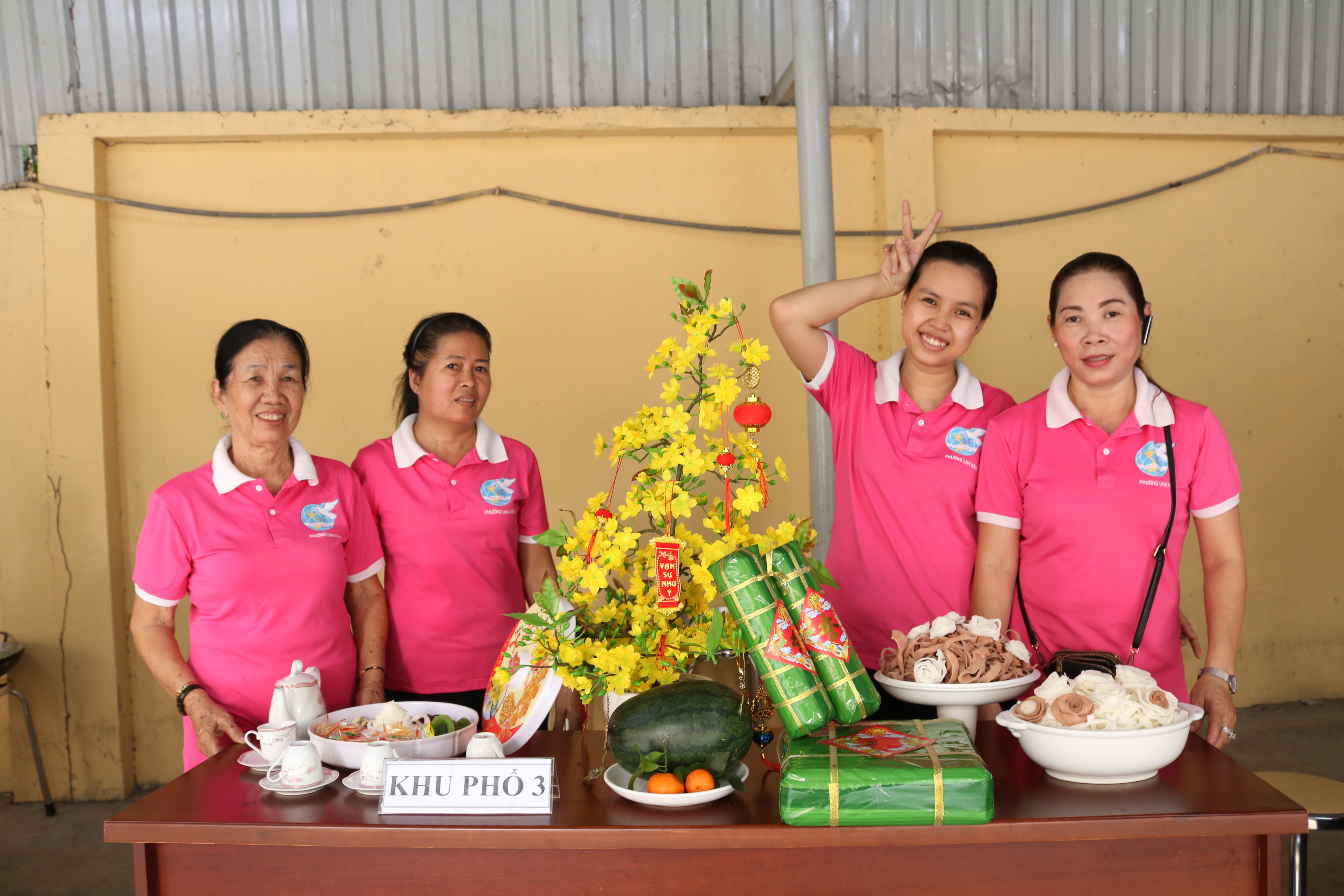 Không chỉ kì công trong việc làm mứt, các dì, chị còn trang trí khu vực sên mứt với nhiều vật dụng, cây trái mang đậm nét xuân. 