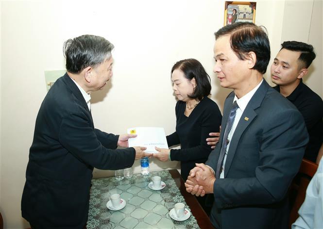 Bộ trưởng Bộ Công an - Đại tướng Tô Lâm đến thăm hỏi gia đình chiến sĩ hy sinh