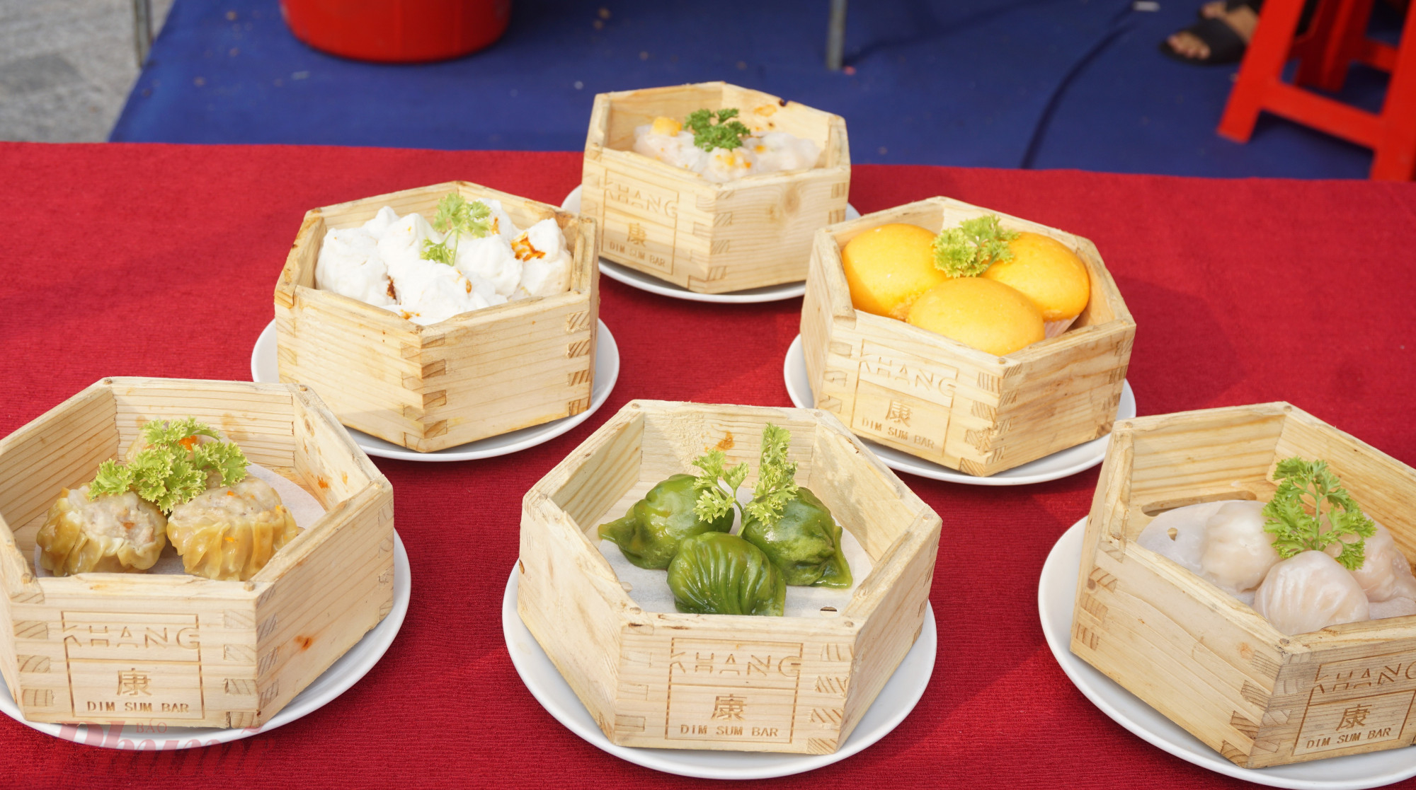 Với những món ăn đặc trưng của quận 5, nhiều loại dim sum như sủi cảo, xíu mại, sò điệp cảo… chế biến nóng hỏi ngay tại các gian hàng cuốn hút các thực khách.