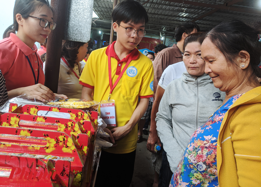 Có hơn 40 gian hàng với các nhu yếu phẩm như bánh, mứt; gia vị (Dầu ăn, nước mắm, đường, nước tương, hạt nêm….); Mì tôm, gạo, nếp, nước ngọt, sữa, trái cây; Bột giặt, nước rửa chén; Quần áo, chăn mền; Dầu gội đầu, sữa tắm, kem đánh răng, nước súc miệng; rau củ quả,...