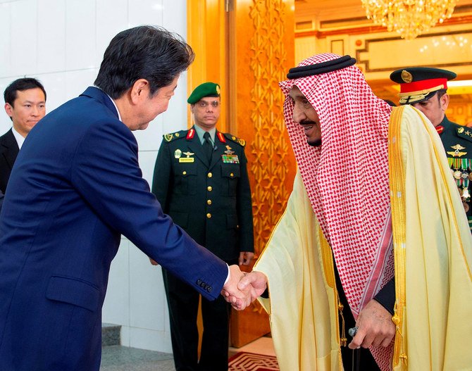 Thủ tướng Nhật Shinzo Abe trong cuộc gặp Quốc vương Ả Rập Xê Út Salman ở thủ đô Riyadh. Ảnh: Arab News