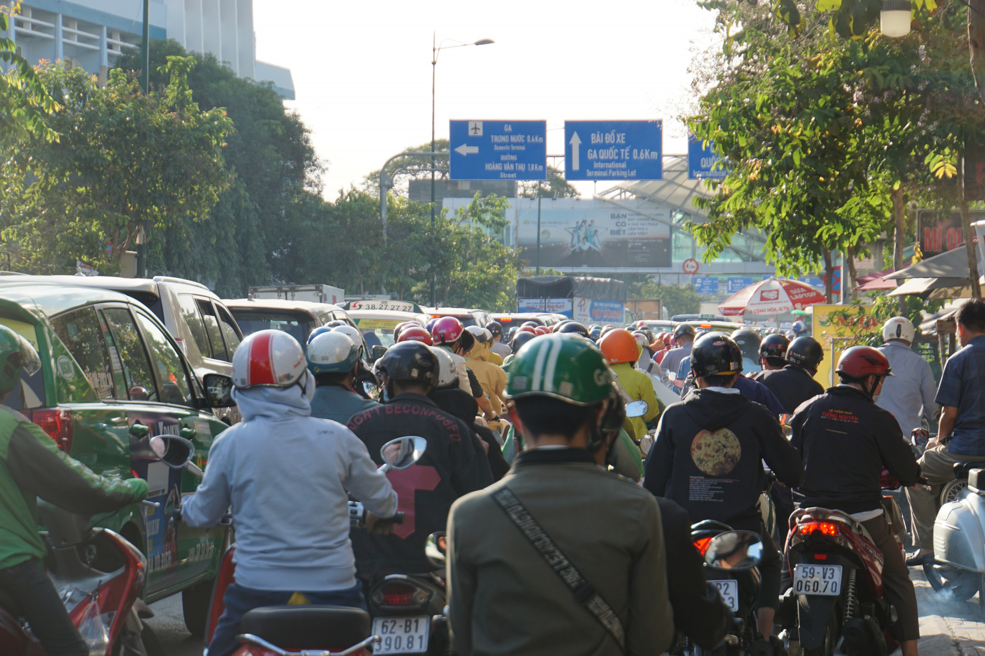 Cận Tết, các tuyến đường cửa ngõ sân bay Tân Sơn Nhất thường xuyên ùn tắc