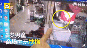 Cậu bé bị rơi từ tầng 3 khu mua sắm vì không được bố mẹ trông nom cẩn thận