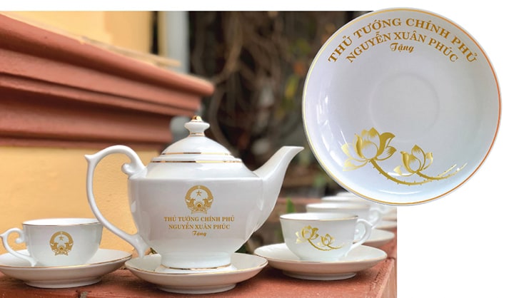 Cơ sở gốm sứ tại Bát Tràng rao bán sản phẩm in tên Chủ tịch nước và Thủ tướng chính phủ trên mạng xã hội