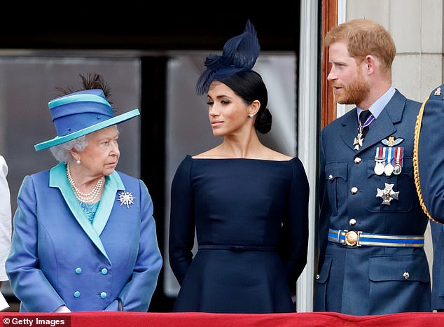 Việc Nữ hoàng không còn gọi vợ chồng Harry và Megan là Công tước và Công nương xứ Sussex dẫn đến suy đoán rằng cặp đôi hoàng gia đã phải từ bỏ tước hiệu hoàng gia - Ảnh: Getty Images