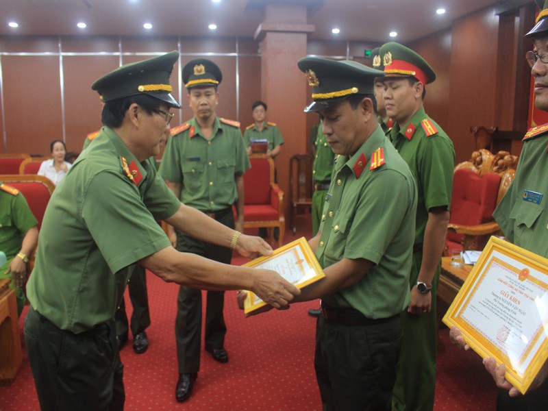 Ban Giám đốc Công an tỉnh Trà Vinh trao thưởng các cá nhân có thành tích phá án