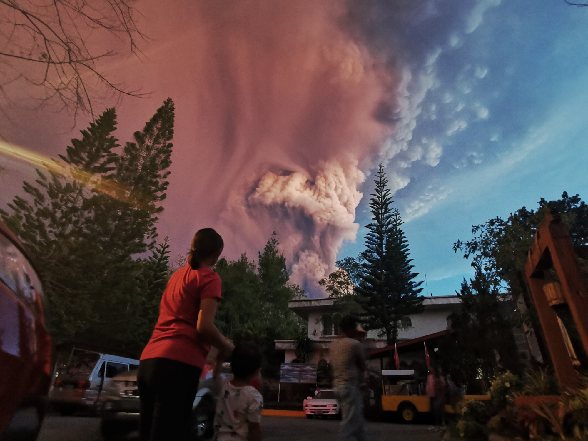 Núi lửa Taal “thức giấc” từ chiều chủ nhật 12 tháng 1 năm 2020, phun tro cao cả ngàn mét lên không trung, buộc các cộng đồng gần đó phải di tản để tránh một vụ phun trào mạnh mẽ hơn sắp xảy ra. Hình của Kester Ragaza (Pacific Press / Shutterstock)