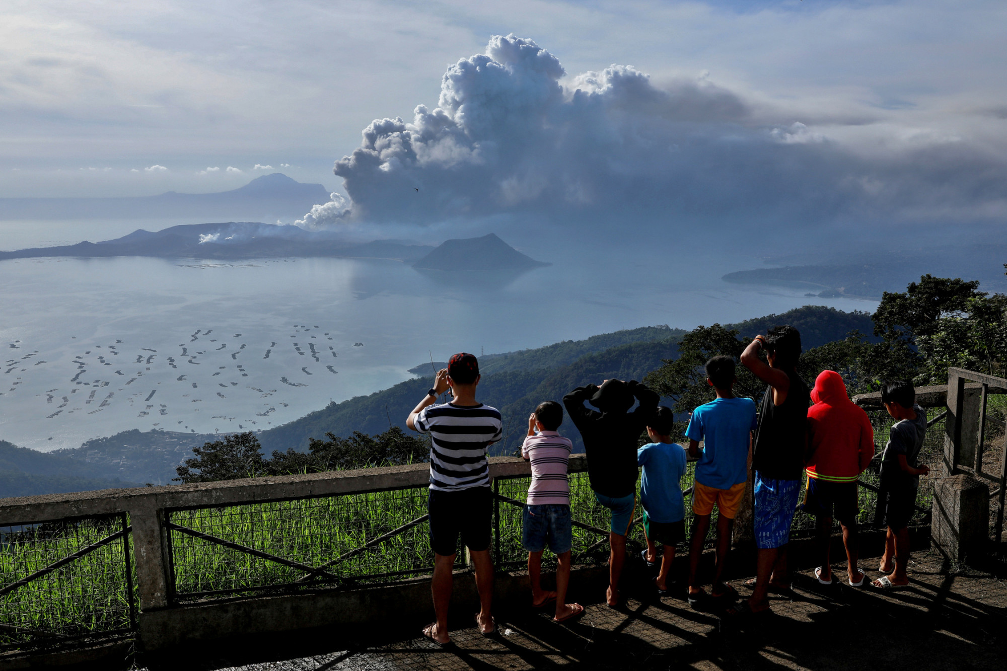 Người dân ở thành phố Tagaytay, Philippines, đang quan sát núi lửa Taal bùng nổ. Hình của Eloisa Lopez, chụp ngày 13/1/2020 (nguồn: Reuters)