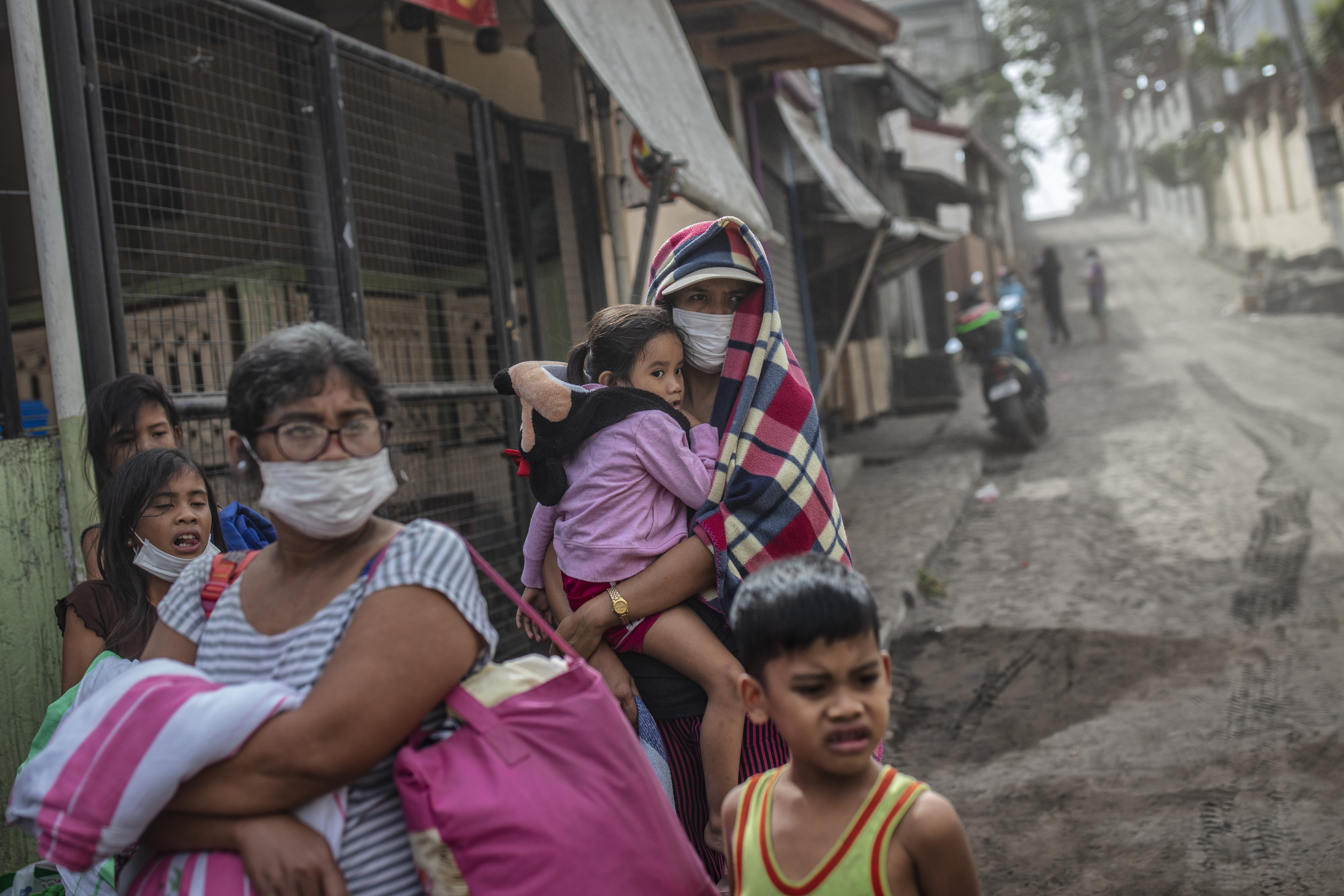 Những người dân di tản, để tránh vụ núi lửa Taal phun trào, đang chờ các chuyến xe bên bên lề đường cao tốc. Hình của Ezra Acayan, chụp ngày 13 tháng 1 năm 2020 ở Lemery, tỉnh Batangas, Philippines (nguồn: Getty Images)