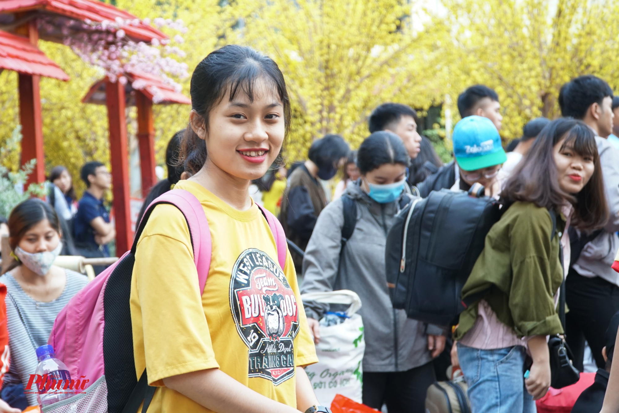Sinh viên Nguyễn Lê Như Ý tươi cười rạng rỡ khi chờ lên xe vê quê đón Tết