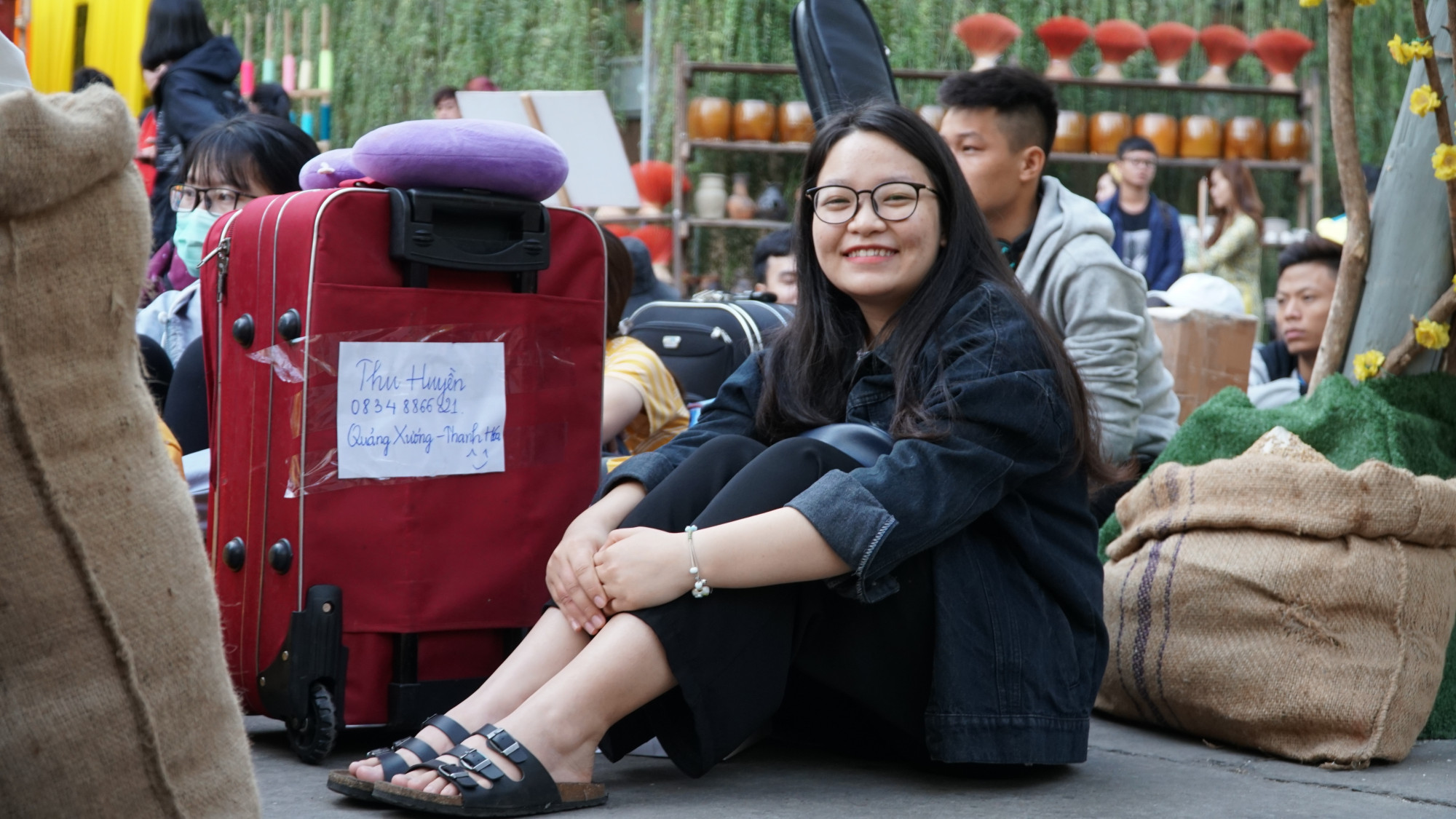 Nụ cười rạng rõ của sinh viên Trần Thị Phượng khi chuẩn bị đến lượt lên xe về quê