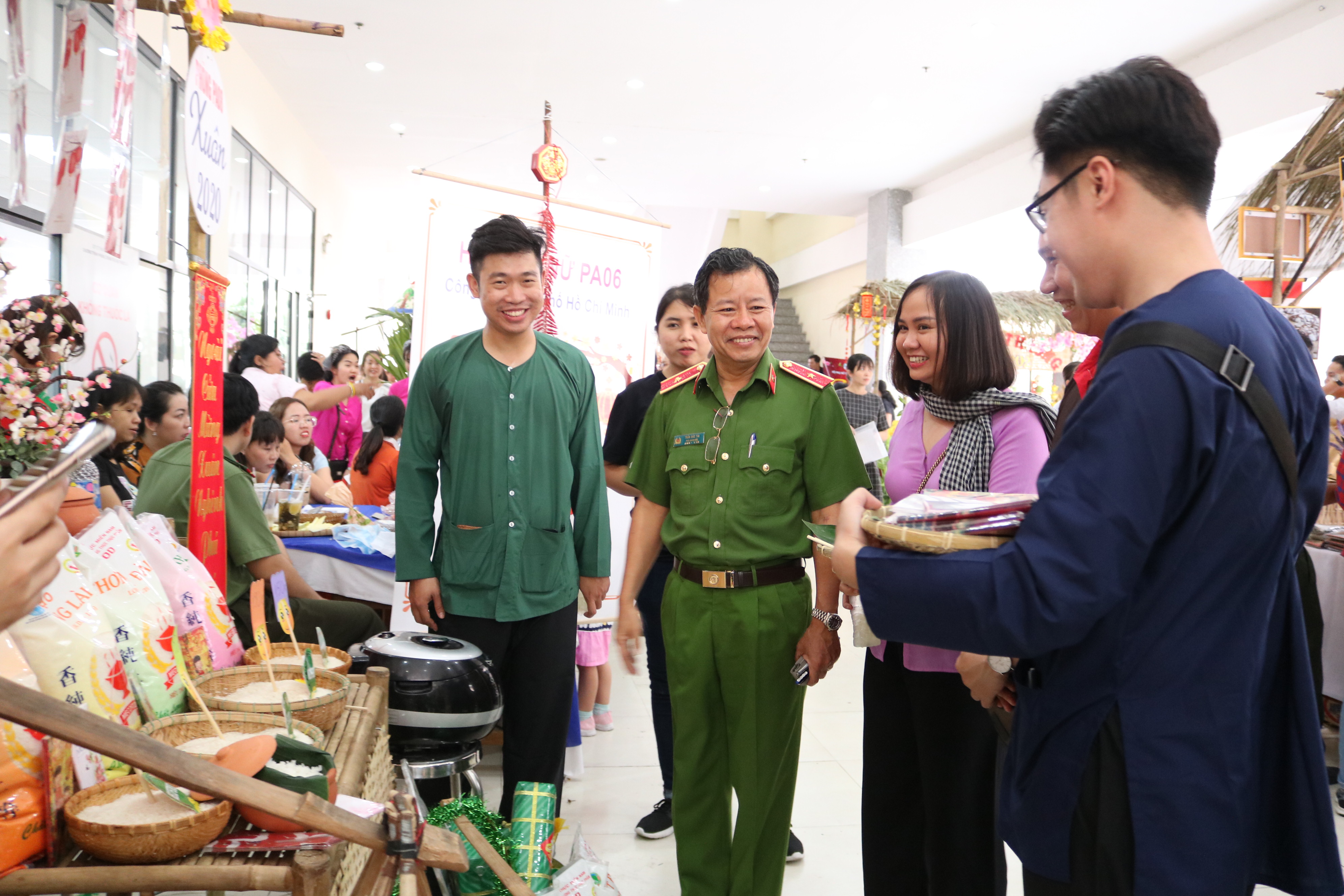 Thiếu tướng Trần Đức Tài - Phó giám đốc Công an TP.HCM - tham quan các gian hàng trong phiên chợ. 