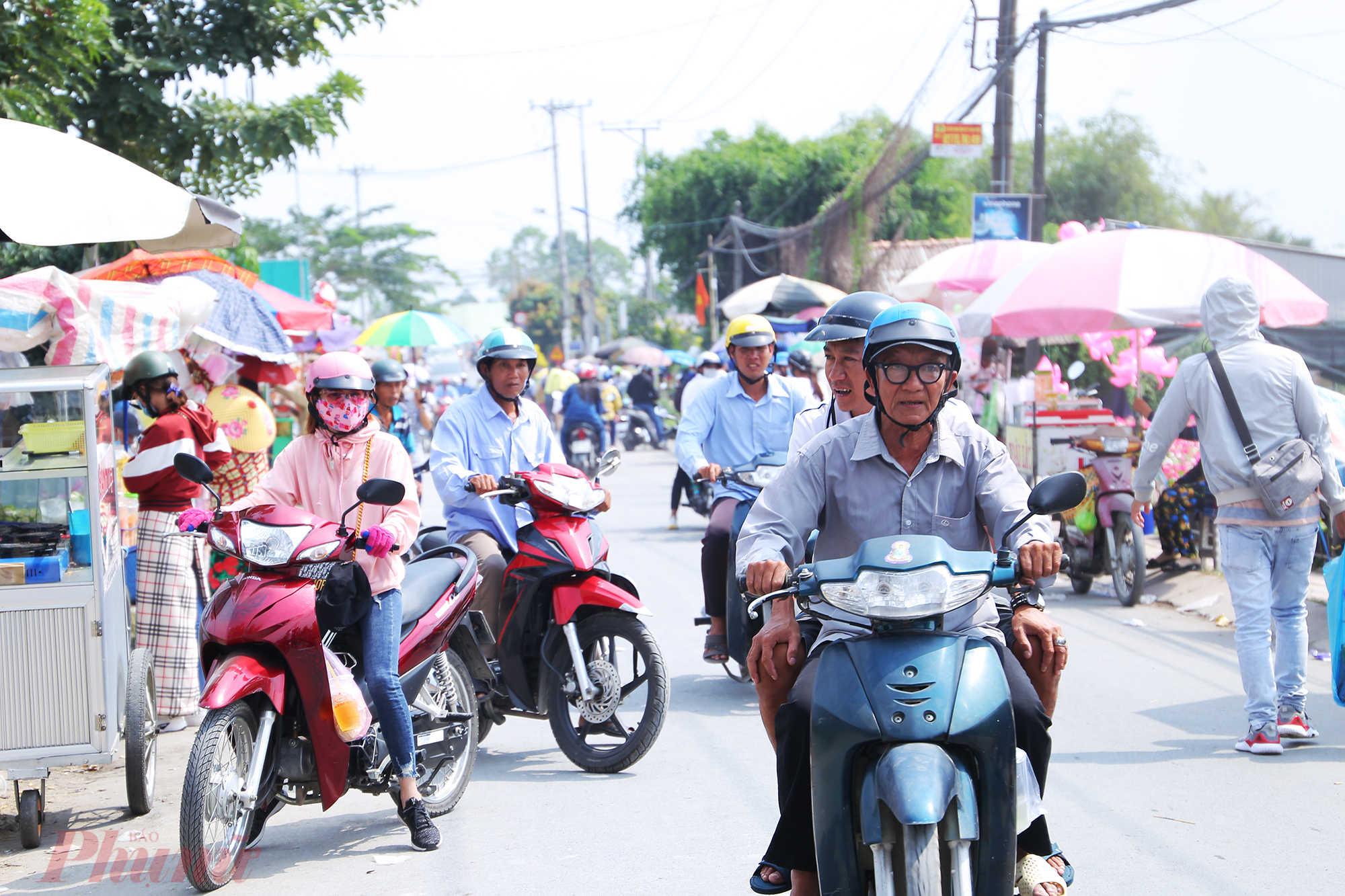 Từ khi bỏ việc thu phí vào làng hoa, lượng du khách đổ về nơi đây tăng rất nhiều. Đặc biệt trong những ngày cuối tuần, cảnh người chen chúc người tại làng hoa Sa Đéc trở nên phổ biến hơn bao giờ hết. Lực lượng cảnh sát giao thông cũng như tình nguyện viên luôn có mặt để điều tiết giao thông, nhằm hỗ trợ tốt hơn cho du khách ghé thăm làng hoa.