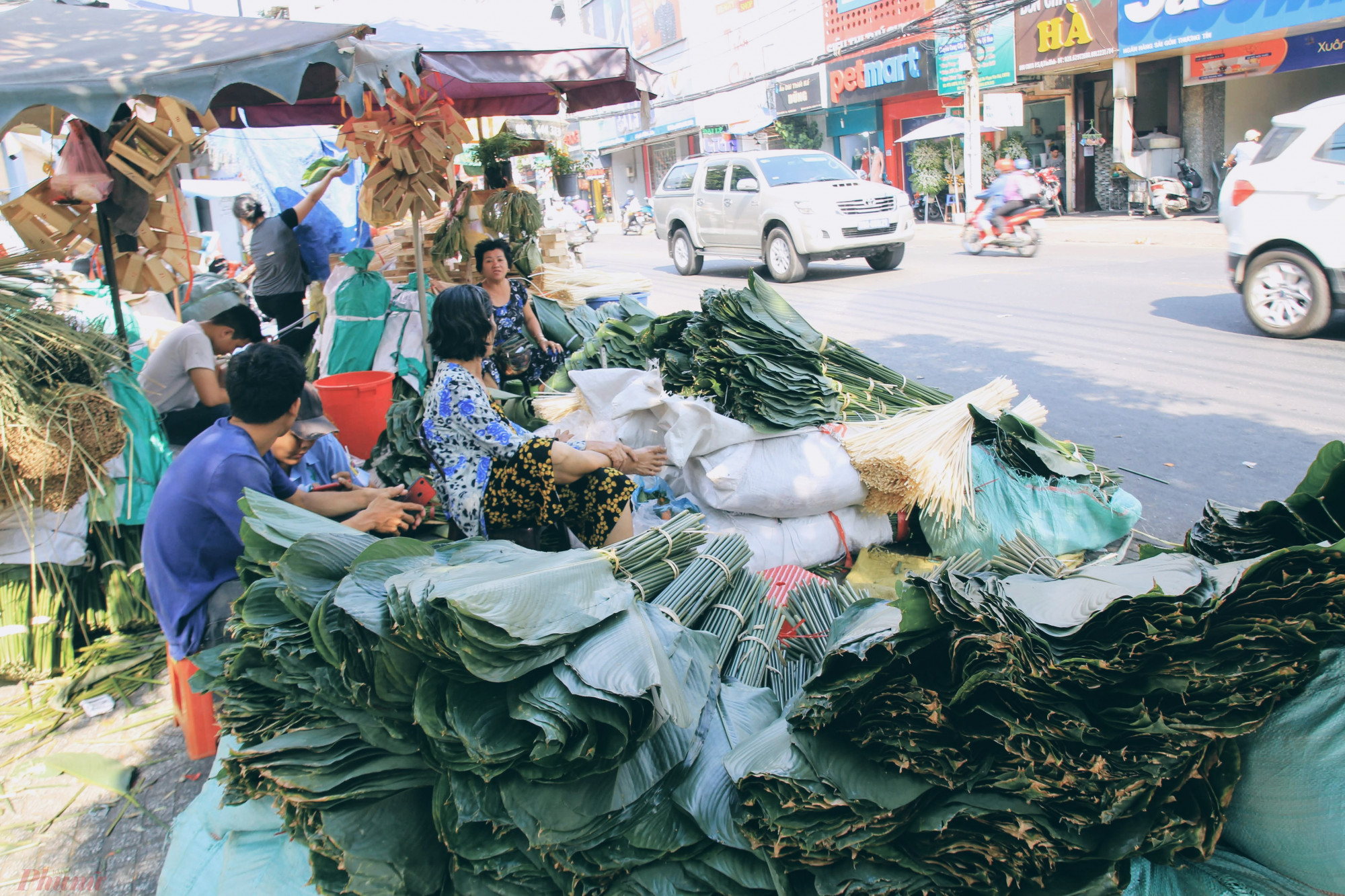 Trên đoạn ngắn đường Cách Mạng Tháng 8, quận Tân Bình hàng năm lượng tiểu thương bán lá dong đổ về khá đong gần km ven đường. Tuy nhiên, năm nay chỉ còn vỏn vẹn 4-5 họ bán gọn trên vỉa hè trước 