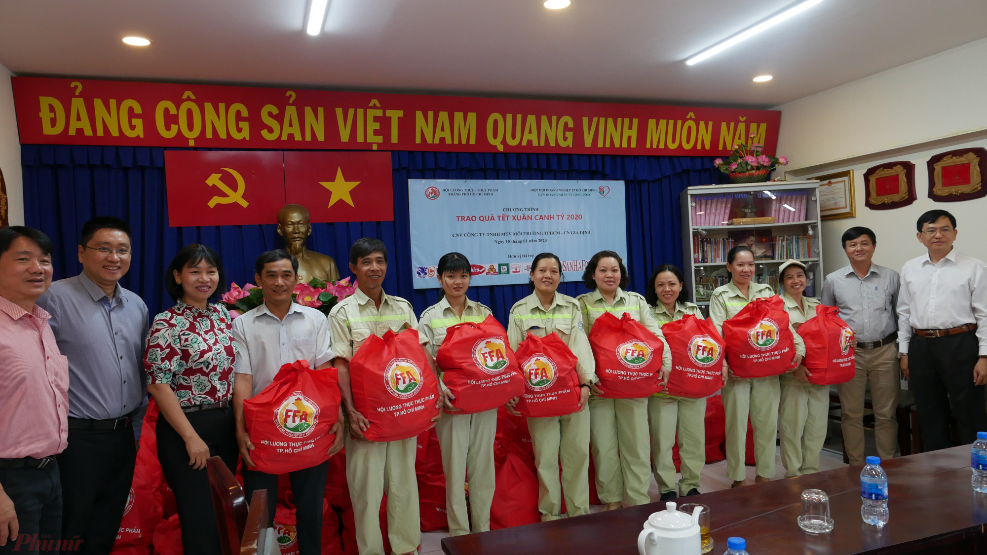 Hội Lương thực thực phẩm TP.HCM và Quỹ Doanh nhân vì cộng đồng – Hiệp hội Doanh nghiệp TP.HCM tặng quà tết cho công nhân môi trường. 