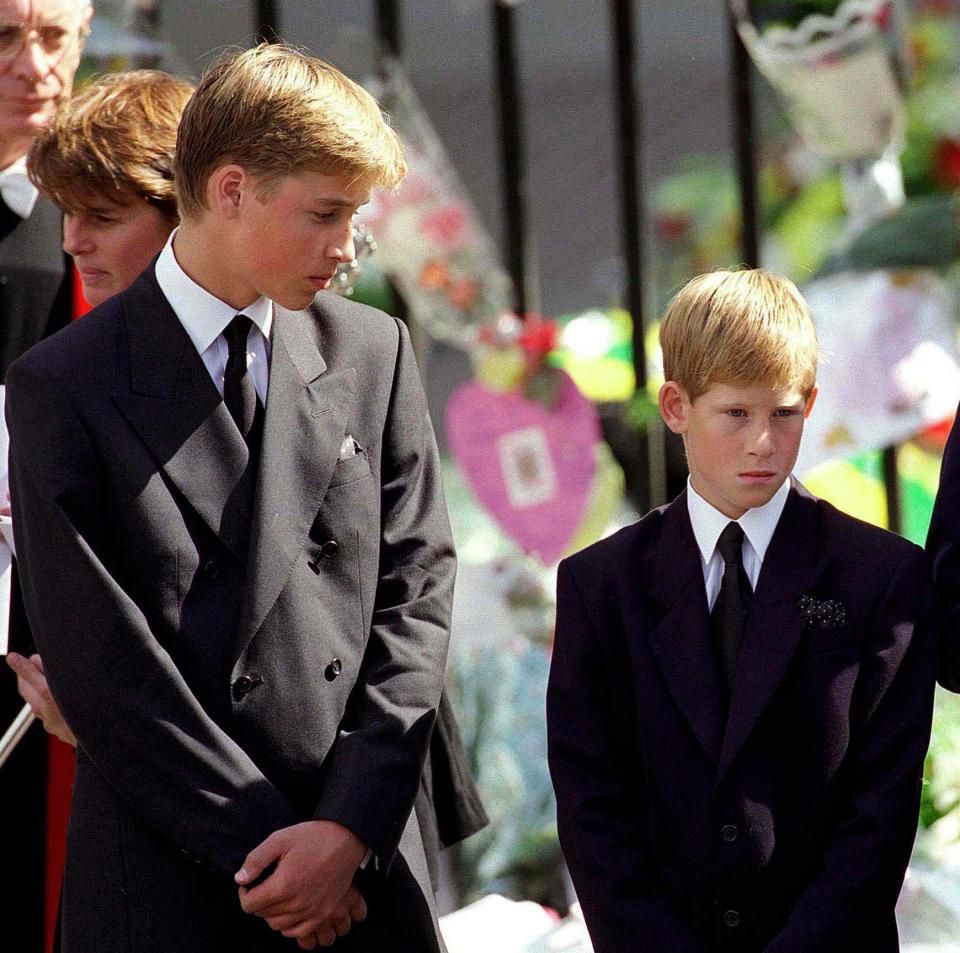 Hoàng tử William và Hoàng tử Harry cúi đầu khi quan tài của công nương Diana được đưa ra khỏi Tu viện Westminster vào ngày 6 tháng 9 năm 1997 sau lễ tang của bà. Lúc đó, William 15 tuổi còn em trai 12 tuổi.