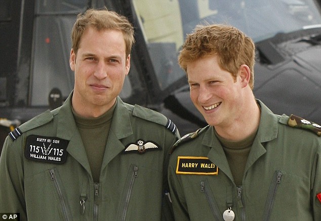 Hoàng tử William và  Hoàng tử Harry trong trang phục của lực lượng không William và Harry đều tham gia khóa đào tạo sĩ quan tại Học viện Quân sự Hoàng gia Sandhurst. William phục vụ như một phi công với Lực lượng Tìm kiếm và Cứu nạn của Không quân Hoàng gia, trong khi Harry phục vụ trong Quân đội Anh ở Helmand, Afghanistan trong hơn hai tháng.quân Hoàng gia.