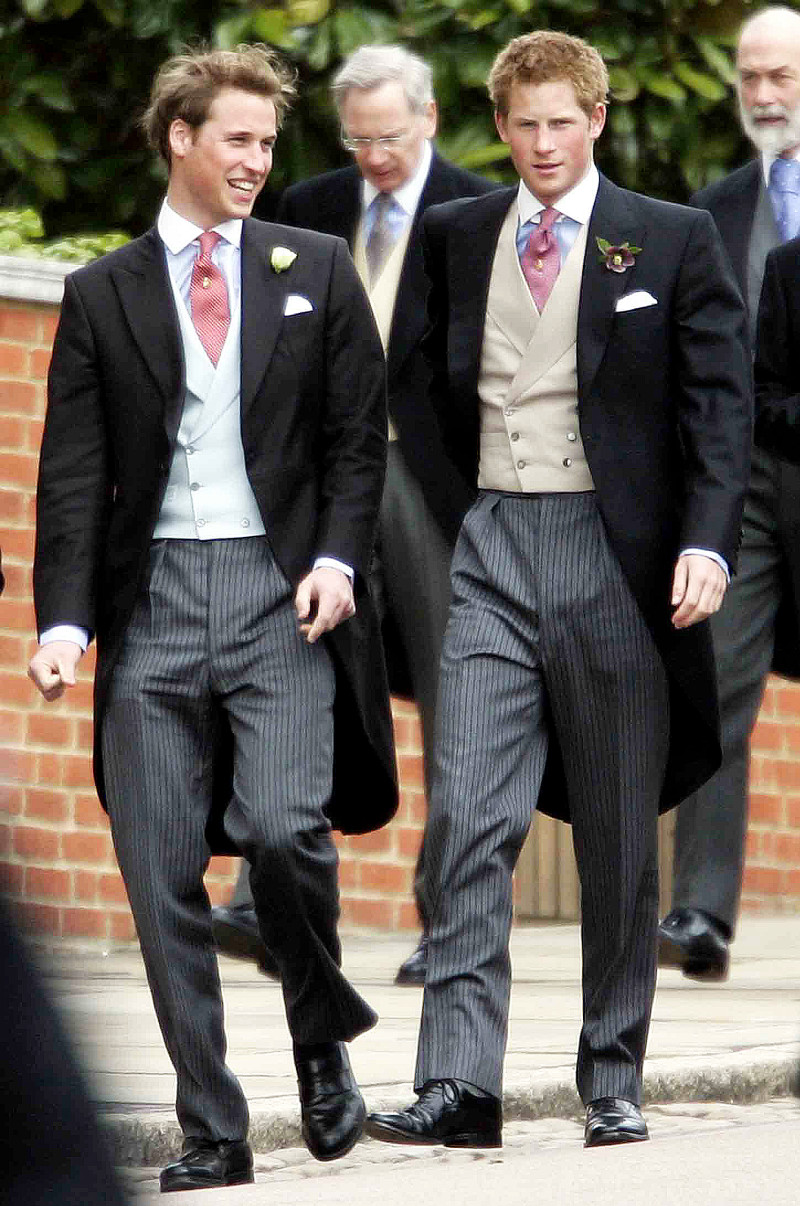 Hoàng tử William nói cười với em trai khi cả hai cùng đến tham dự lễ cưới của cha là Thái tử Charles cùng Nữ công tước xứ Cornwall Camila vào tháng 4/2005