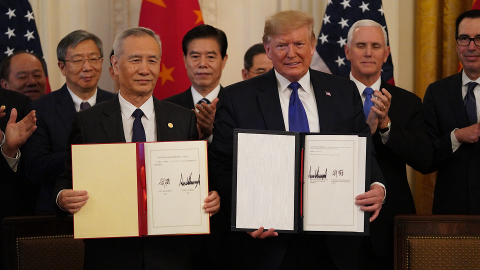 Hoa Kỳ và Trung Quốc đã ký một thỏa thuận đánh dấu việc ngừng bắn cuộc chiến thương mại giữa hai quốc gia - Ảnh: Wang Ying/Xinhua/Zuma Press