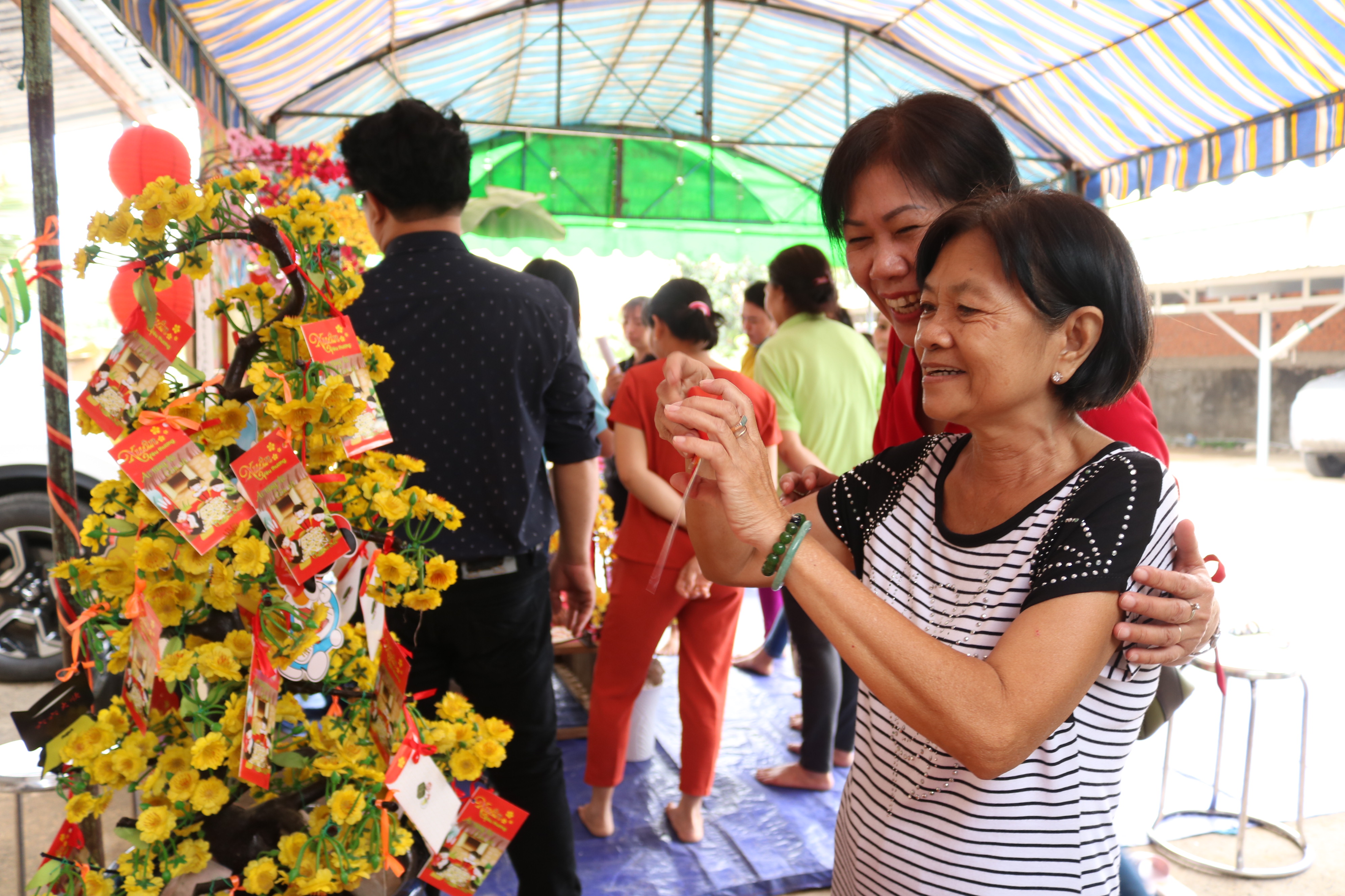 Vui chơi ở khu vực cây nêu ngày Tết và nhận quà. 