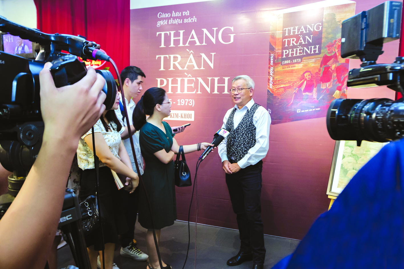 Nhà nghiên cứu mỹ thuật Ngô Kim Khôi tại buổi ra mắt sách Thang Trần Phềnh tại Hà Nội năm 2018