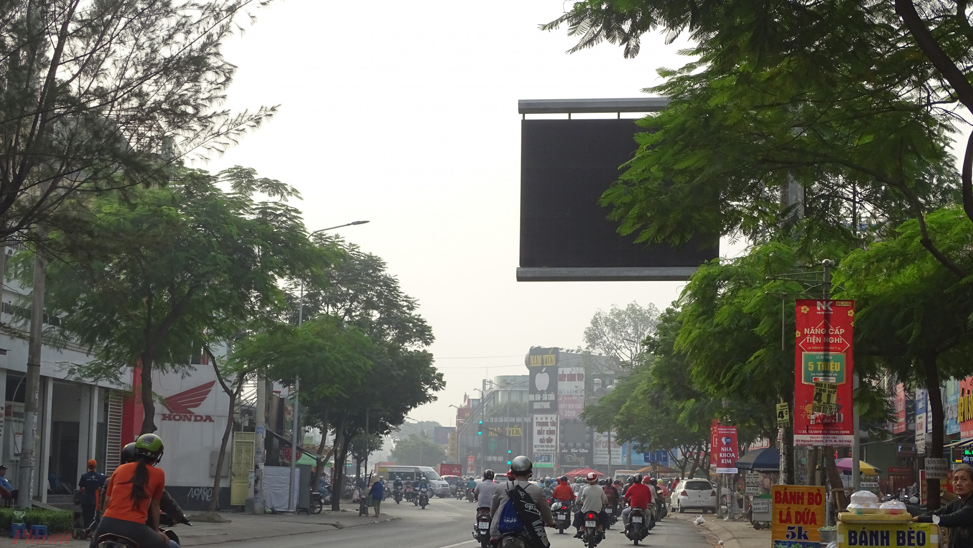  Bảng điện tử hiển thị thông tin về chất lượng môi trường trên đường Nguyễn Oanh ( quận Gò Vấp) tắt ngấm trong ngày 28/12/2019, đúng vào TP.HCM đang ngày xảy ra hiện tượng mù trời. Song, cho dù bảng điện tử này có hoạt động thì phải mất một tháng sau, kết quả quan trắc chất lượng không khí  đợt mù trời cuối tháng 12 mới được cập nhật.