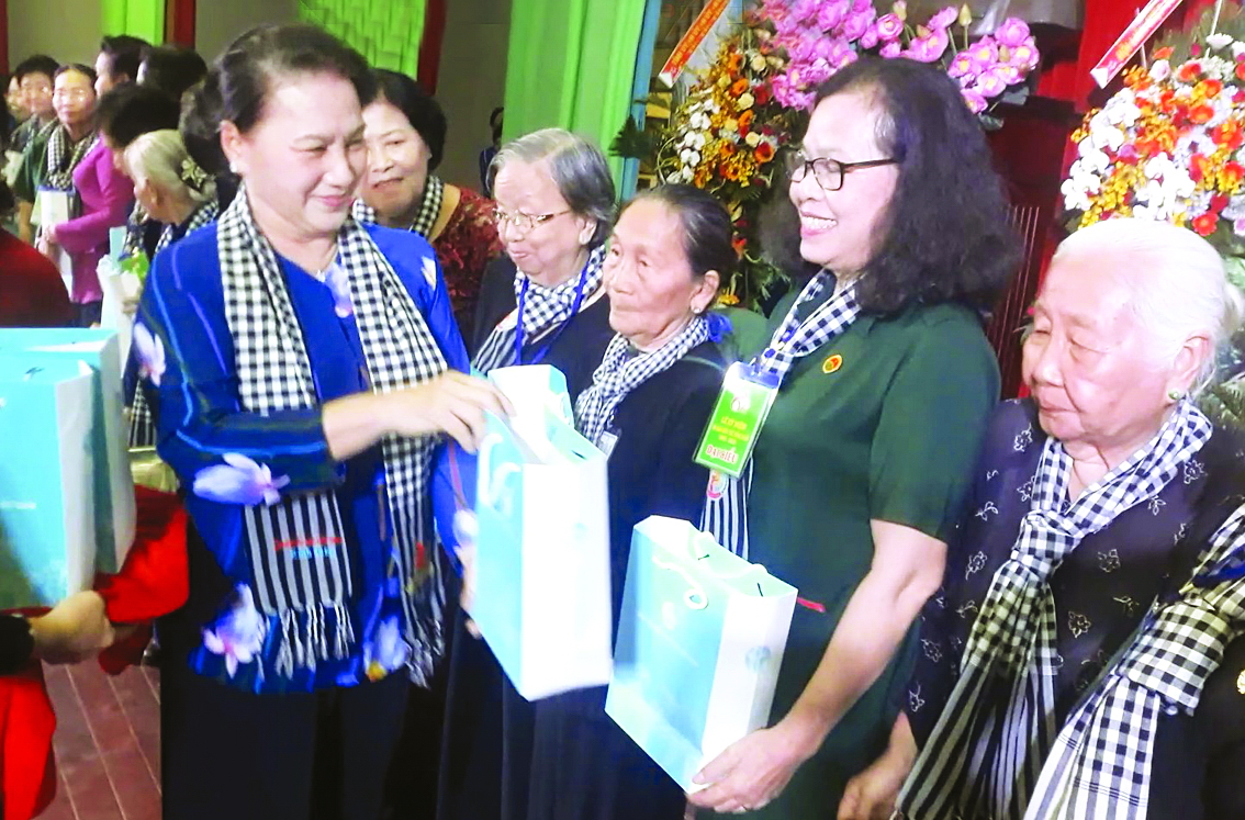 Chủ tịch Quốc hội Nguyễn Thị Kim Ngân trao tặng quà cho các dì, các chị tại buổi gặp mặt