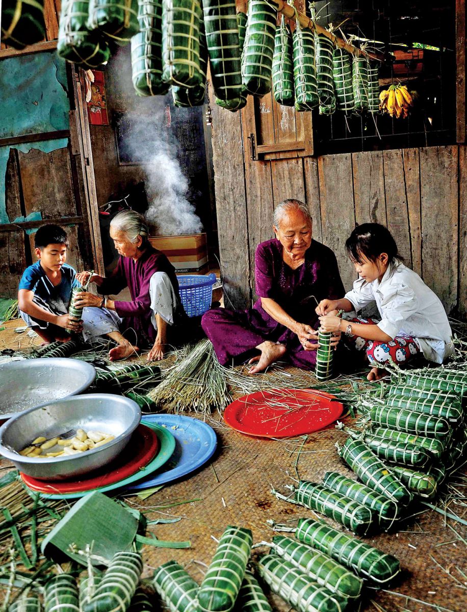 Gói bánh tét  - Ảnh: Hữu Tuấn