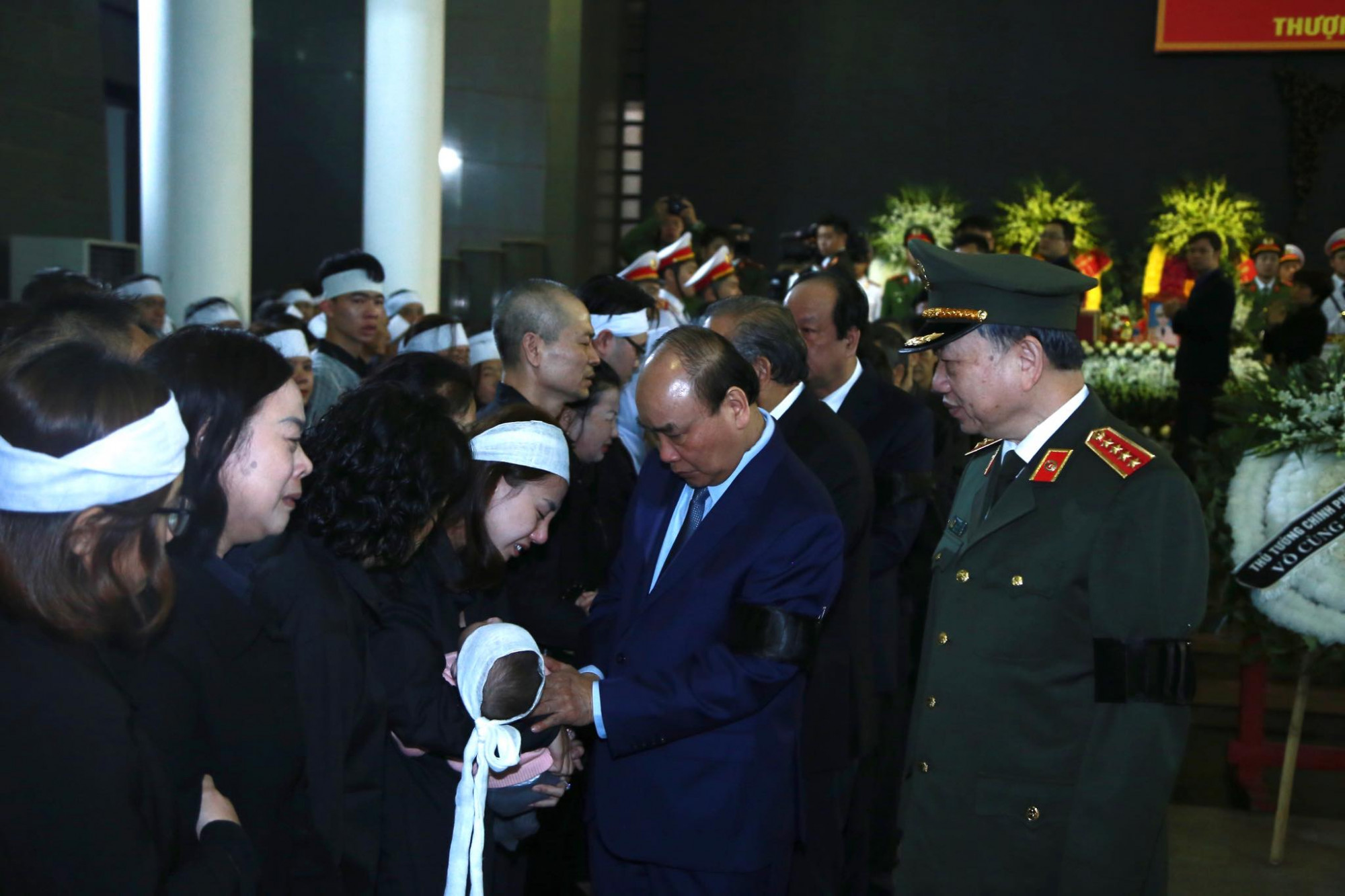Đoàn Chính phủ do Thủ tướng Nguyễn Xuân Phúc hỏi thăm thân nhân các liệt sĩ