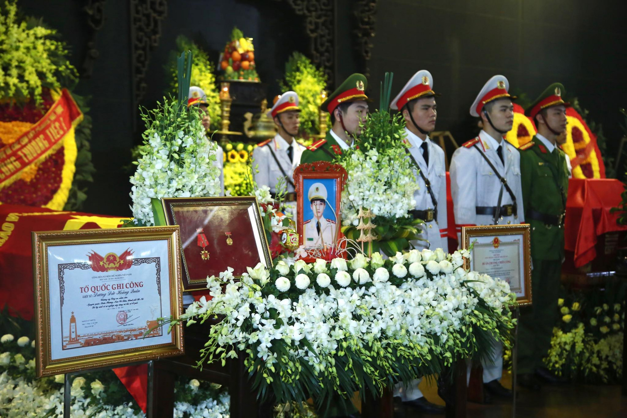 Tang lễ của 3 liệt sĩ được tổ chức theo nghi thức của lực lượng Công an nhân dân