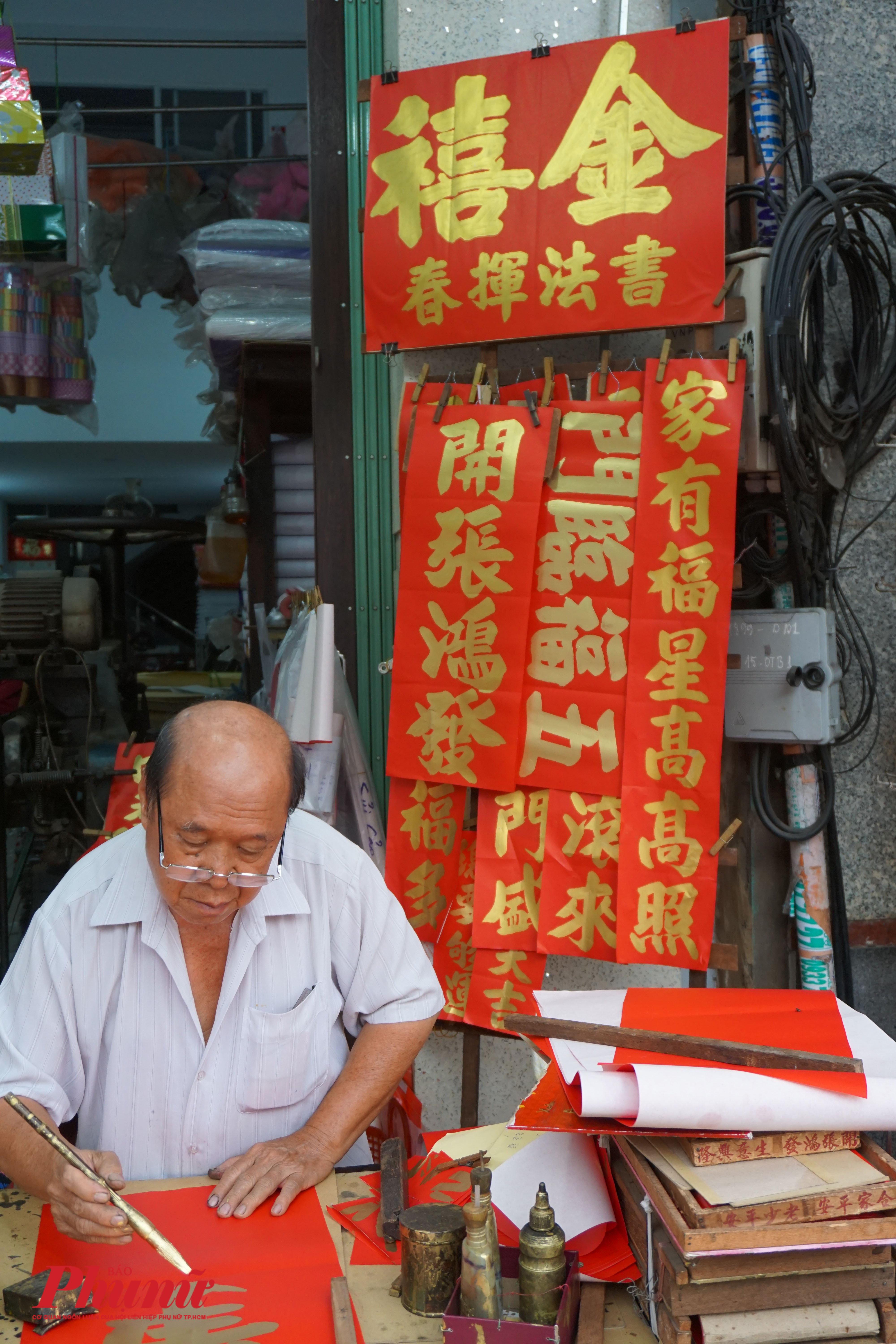 Các gian hàng viết liễn bằng chữ Hoa là nét đặc trưng không lẫn vào đâu ở Chợ Lớn. Câu đối liễn luôn mang thông điệp may mắn, phát tài.
