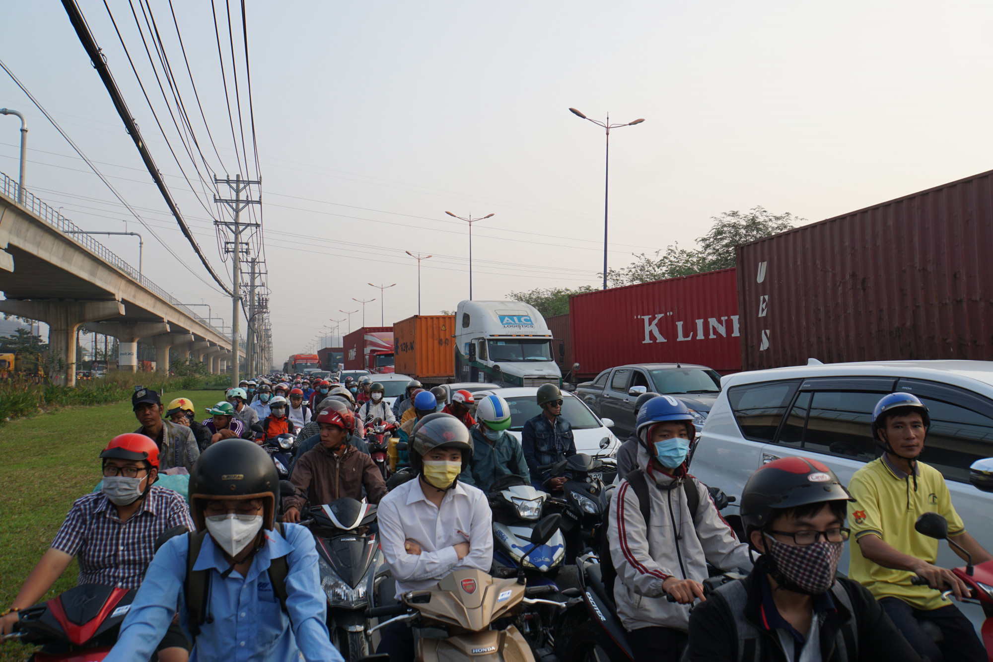 8g sáng, Xa lộ Hà Nội đã xảy ra cảnh ùn tắc không lối thoát theo hướng vào trung tâm TP