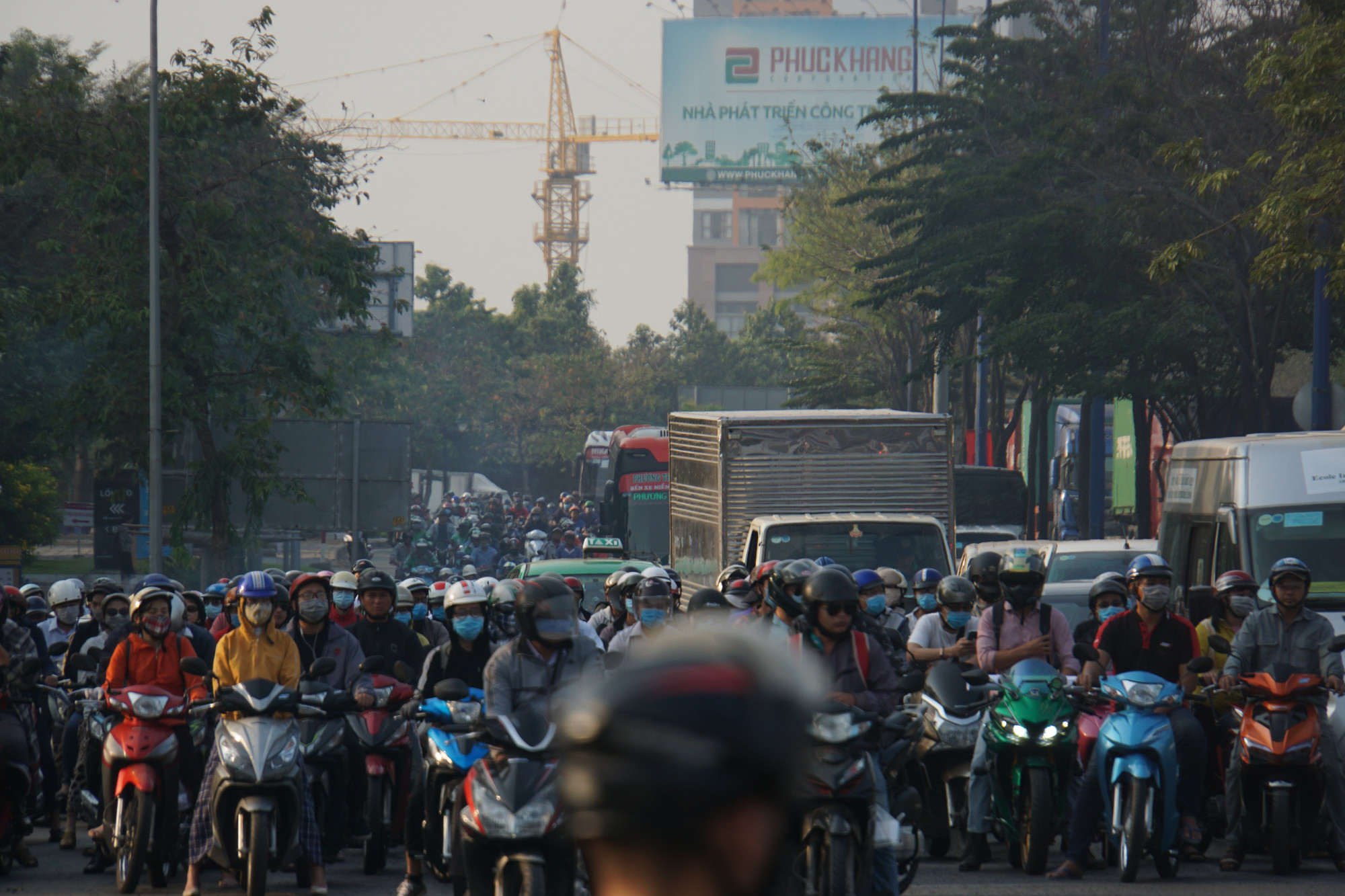 Đại lộ Mai Chí Thọ, theo hai hướng di chuyển đều xảy ra ùn ứ nghiêm trọng do lượng phương tiện  tăng đột biến