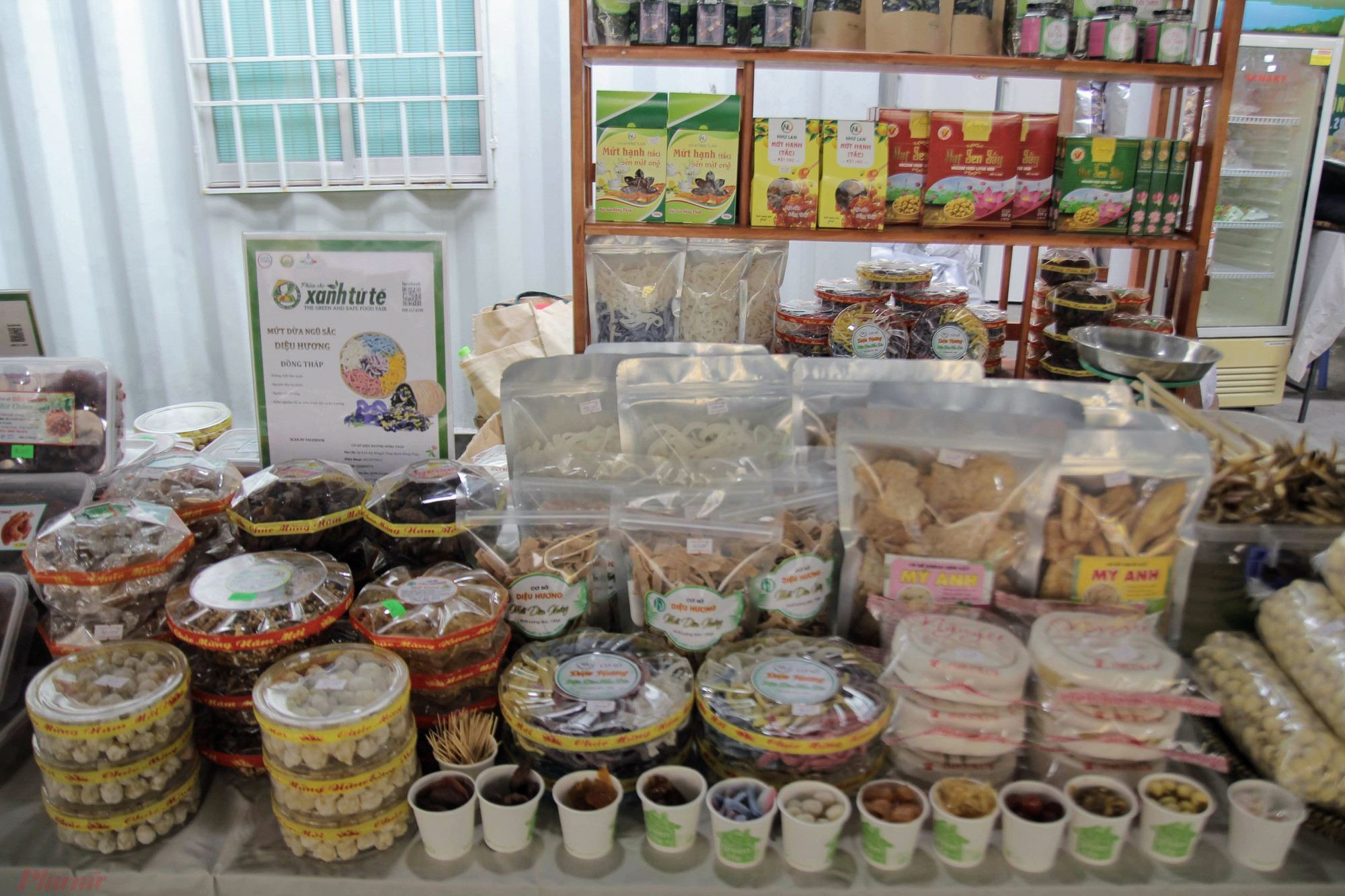 Hội tụ nhiều sản phẩm, đặc sản từ nhiều vùng miền như bánh mứt miền Tây, các loại hạt rừng miền Bắc, trái rừng Tây nguyên là điểm nhấn của phiên chợ Tết Việt năm nay.