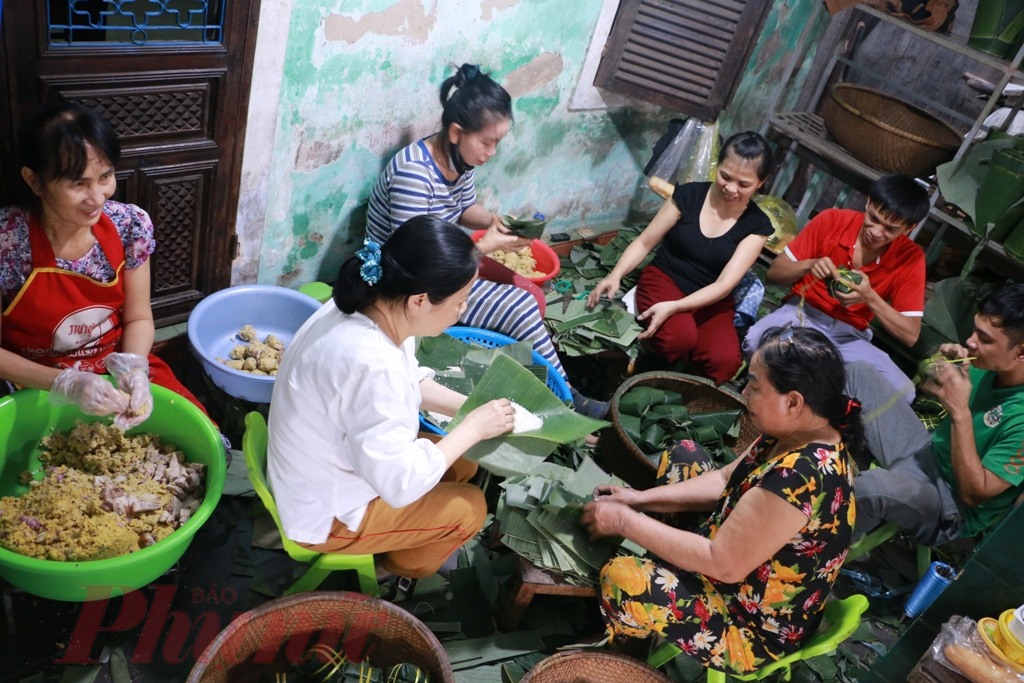 Gọi là phố bánh chưng bởi cung đường Nhật Lệ có nhiều hàng bánh chưng nổi tiếng mấy chục năm nay. Đây là địa chỉ uy tín và chất lượng được người Huế tin tưởng. 