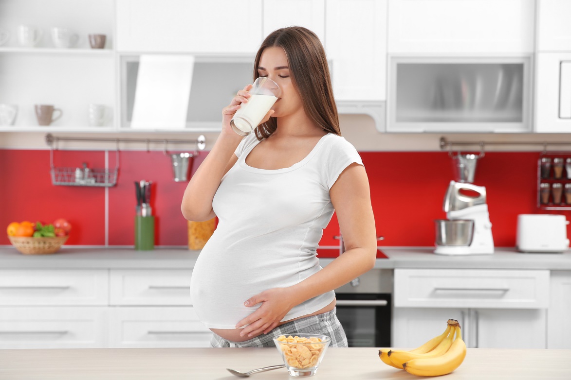 Bổ sung dinh dưỡng từ sữa bầu sẽ giúp mẹ khỏe, bé thông minh. Ảnh: Shutterstock