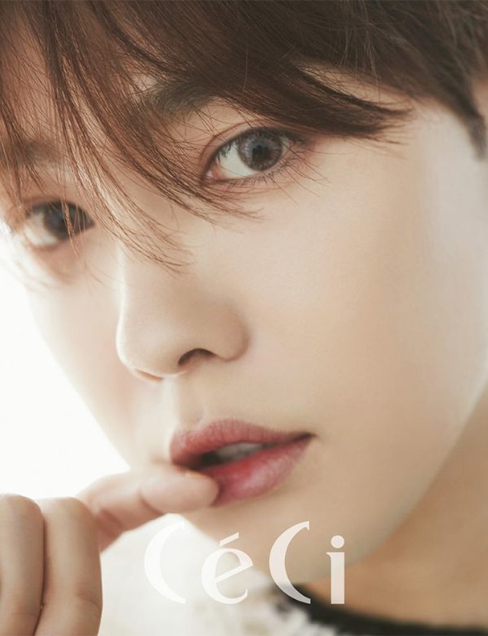 Những đường nét trên gương mặt hài hòa, chiếc mũi thon gọn cùng làn da trắng sáng giúp Jinwoo đốn tim khán giả. Ở anh chàng luôn toát lên khí chất sang trọng, lãng tử.