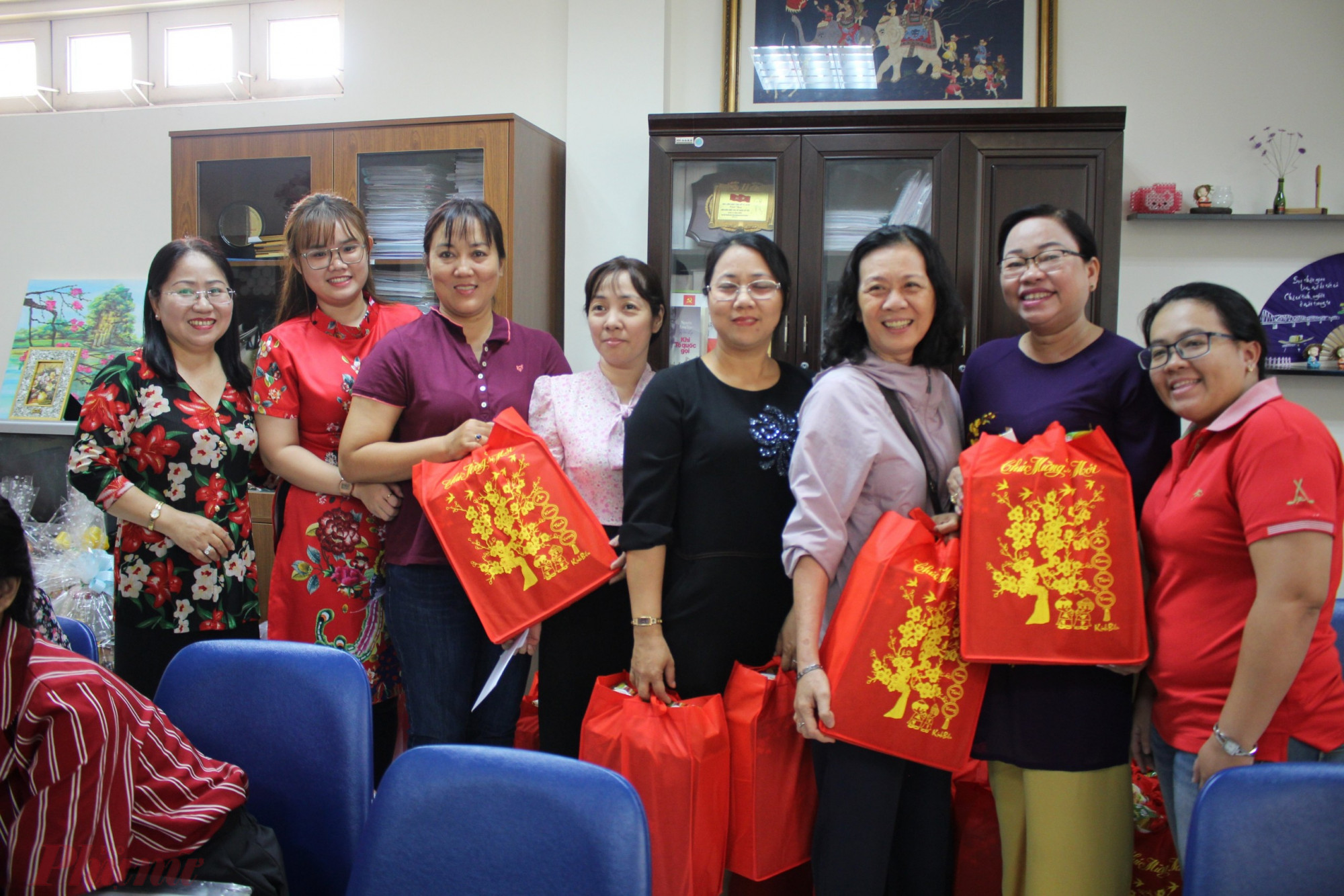 Hội LHPN quận Gò Vấp tặng quà cho cán bộ Hội. 